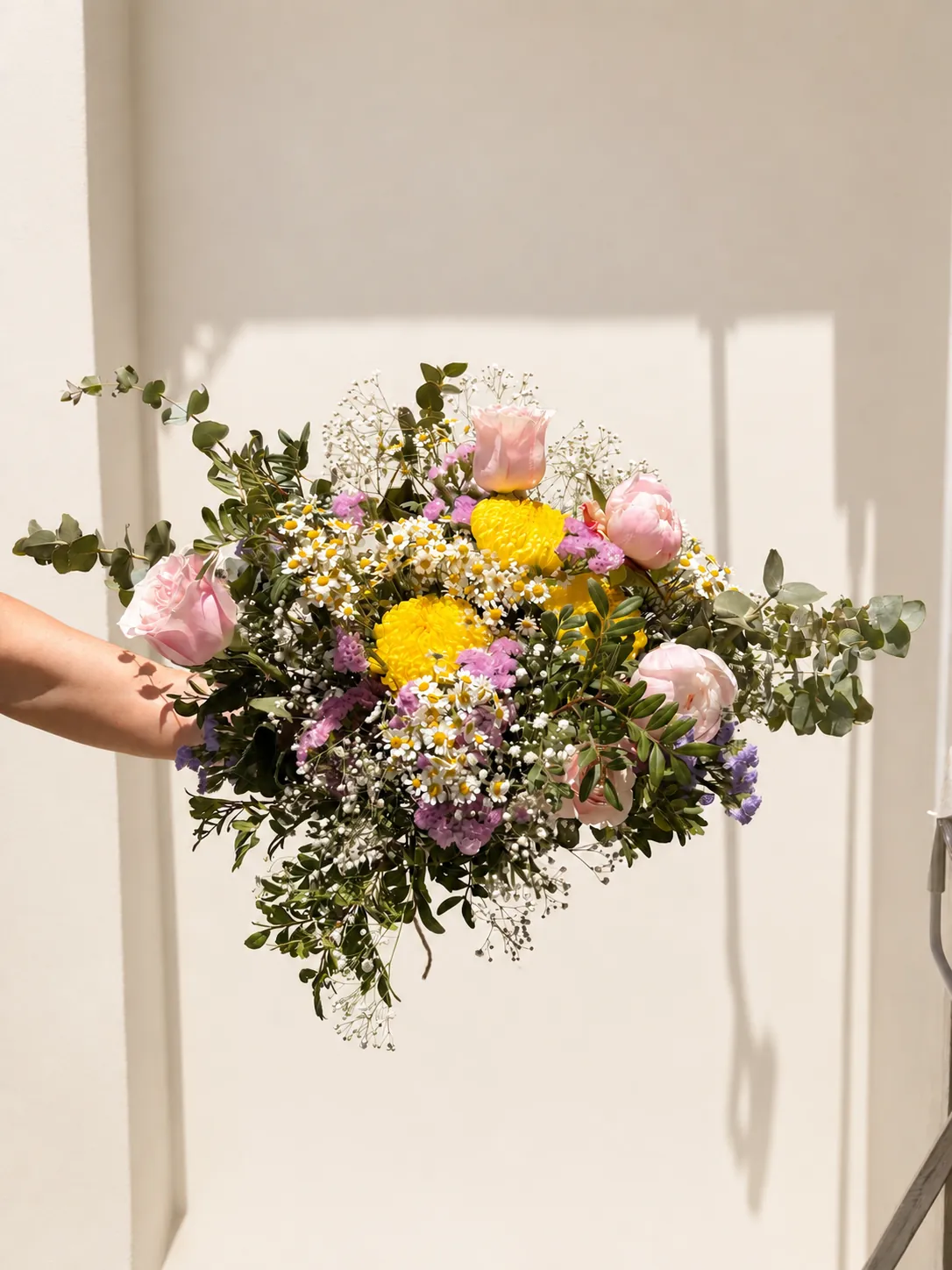 Ramo silvestre de flores frescas hecho a mano para bodas y eventos en Sevilla